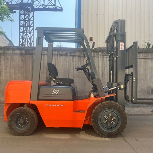 Dizel motorlar sayesinde ağır hizmet forkliftleri, yüksek kaldırma yüksekliği ve 50 tona kadar yük kapasitesi sunar. CPCD500 endüstriyel forkliftlerimiz, tam yüklü koşullarda 26 km/saate ulaşan yüksek seyir hızını koruyarak 50 tona kadar malzeme kaldırabilir.
